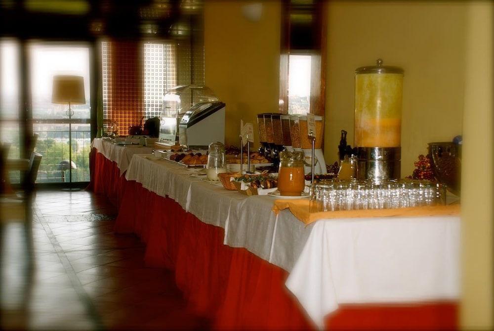 Hotel Cigarral El Bosque Tolède Extérieur photo A buffet at a hotel