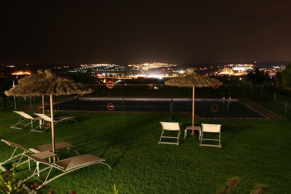 Hotel Cigarral El Bosque Tolède Extérieur photo View of the airport at night